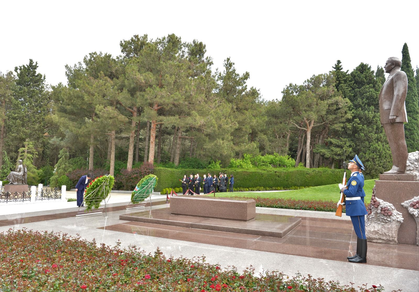 Çin Xalq Siyasi Məşvərət Şurasının nümayəndə heyəti Ulu Öndərin məzarını və Şəhidlər xiyabanını ziyarət edib