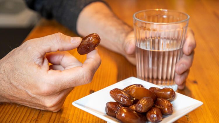 Orucu xurma, yoxsa su ilə açmaq daha yaxşıdır?