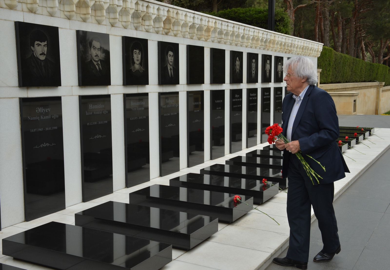 Avropa parlamentinin üzvü Şəhidlər xiyabanını ziyarət edib