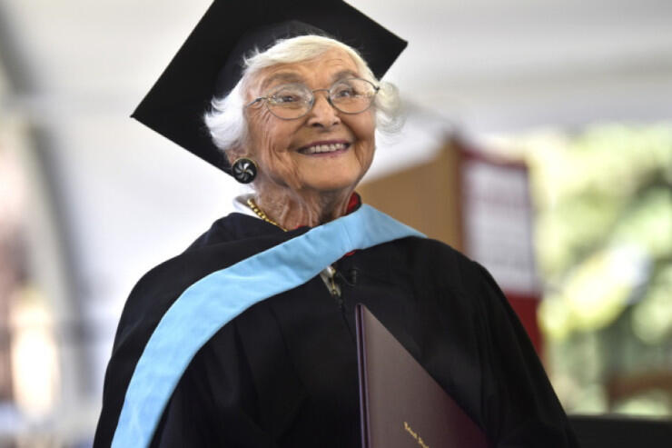 105 yaşlı qadın məşhur universitetin magistr diplomunu aldı
