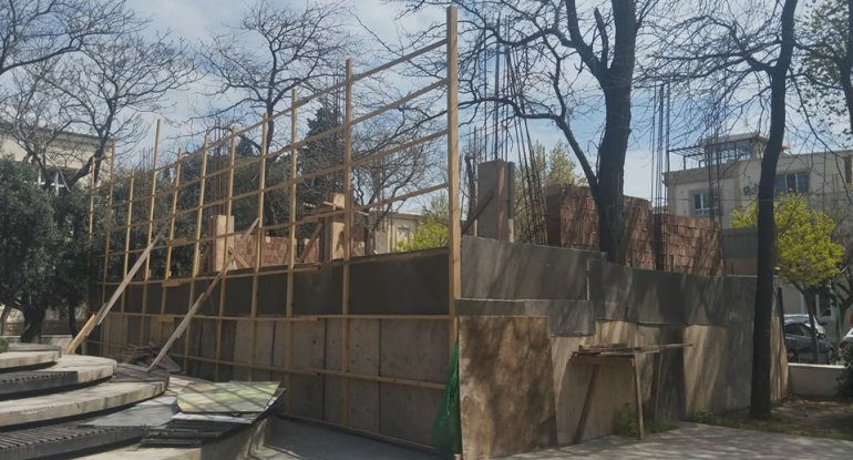 Parkda obyekti söküb böyütmək istədilər: işləri yarımçıq qaldı - FOTO