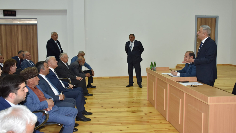 İcra başçısından mikrafonla danışmağı tələb edən şəxs cəzalandırılıb