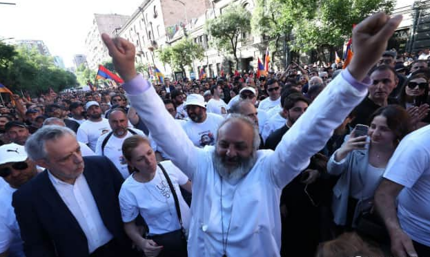 Dinşünasımız Baqratı Qərbə CALADI