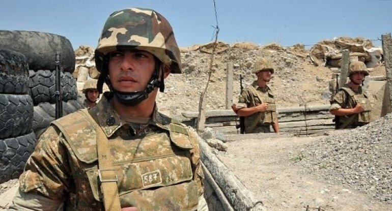 Erməni hərbçi “Azərbaycan” yazısını belə “qoruyur” - FOTO