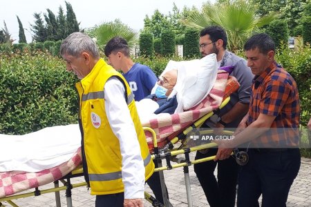 Masallı xəstəxanasının xəstəliyə görə azadlığa buraxılan sabiq direktoru məhkəməyə xərəkdə gətirilib - FOTO
