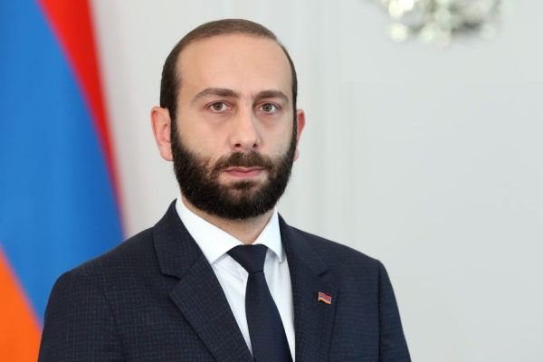 Mirzoyan İranın yeni XİN rəhbərinə zəng etdi