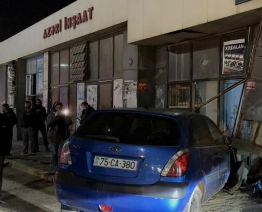 Sumqayıtda avtomobil mağazaya çırpıldı