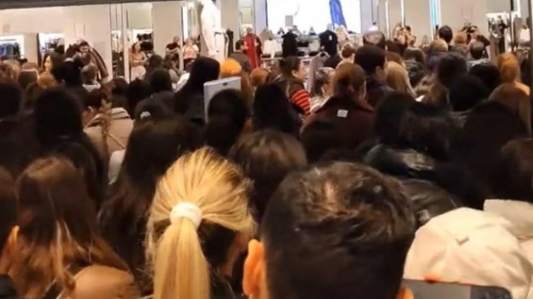 Bakıda "Mall"da endirim izdihamı - VİDEO