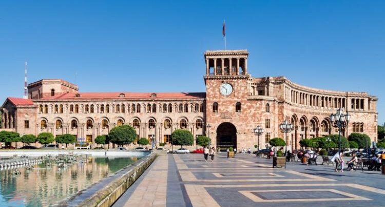 Ermənistanda rus dili hələ təcrid olunmayıb, ancaq arzuolunmaz “qonaqdır”