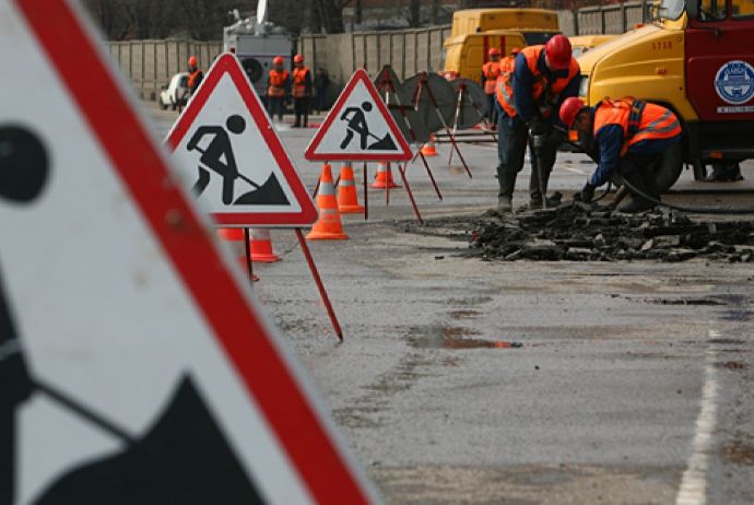 İcra başçısı geyim şirkətinə yol təmir etdirir?
