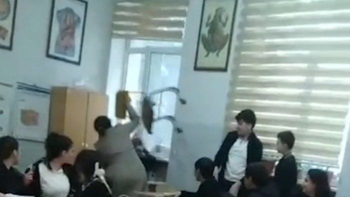 Şagirdi stulla vuran müəllim cəzalandırıldı - Direktor vəzifədən alındı