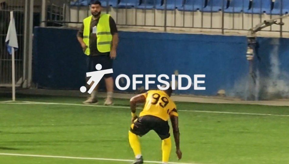 "Neftçi"nin futbolçusundan azarkeşlərə ədəbsiz hərəkət, ara qarışdı - VİDEO