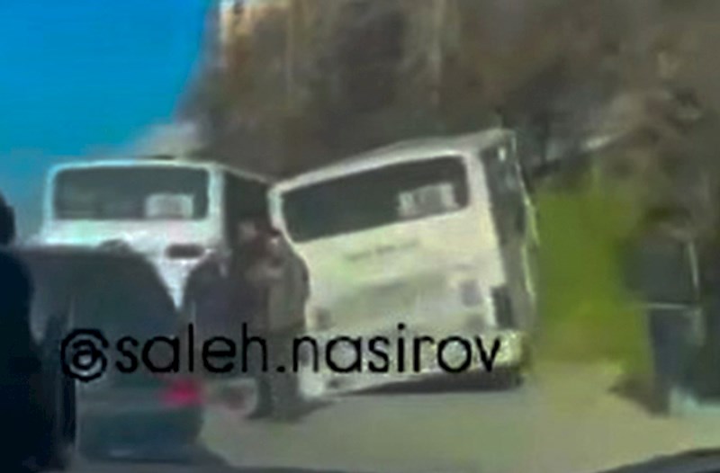 Bir-biri ilə ötüşən avtobuslar toqquşdu — VİDEO