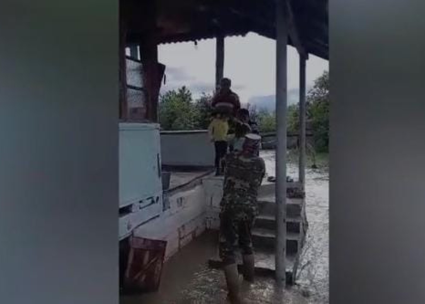 Su basan ərazidə qalan azyaşlılar xilas edildi (VİDEO)