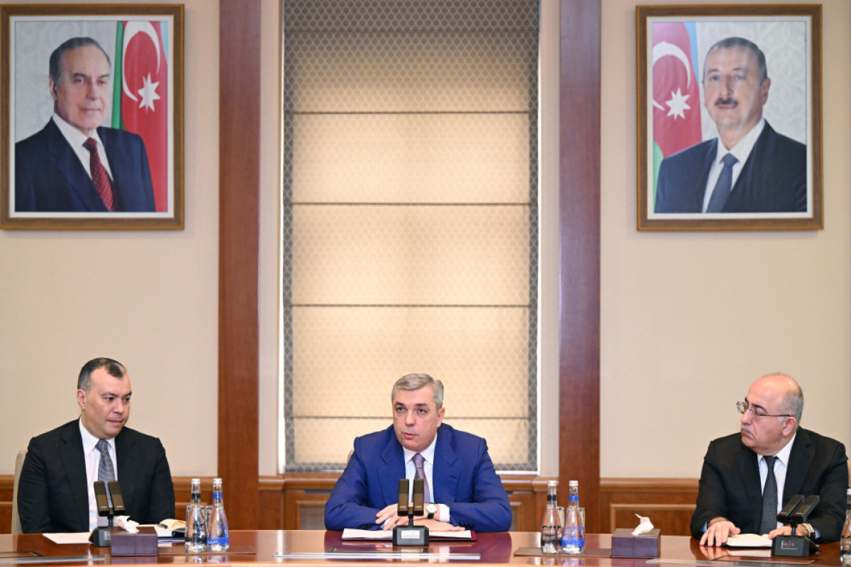 Samir Nuriyev yeni vəzifəyə təyin olunmuş maliyyə nazirini kollektivə təqdim edib