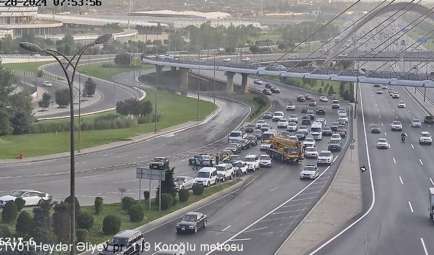 Bakıda bitum daşıyan yük maşını AŞDI - Maye yola dağıldı