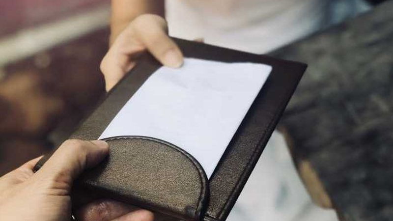 Bələdiyyə üzvü seçildi, qonaqlıq verdi – Hesabı ödəməyib qaçdı