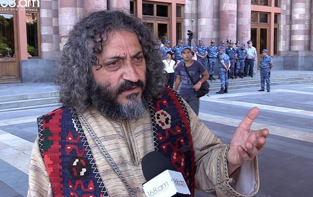 Manukyan: "Üzr istəyirəm, biz qoyunuq, əsirik, yoxsa quluq?"