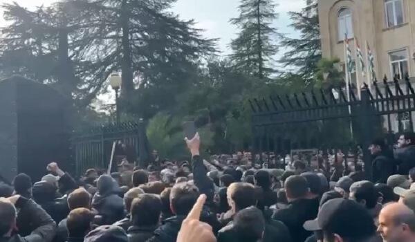 Abxaziyada etirazçılar parlamentə soxuldular - Video