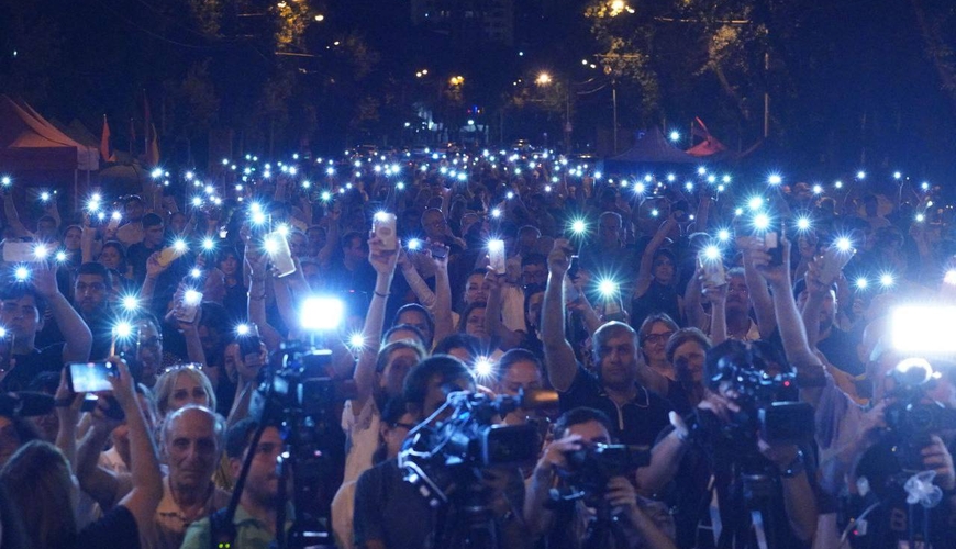 İrəvan qaynayır: Paşinyan inqilabla təhdid olunur - FOTOLAR