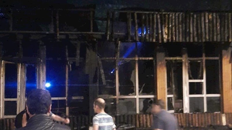 Bakıda kafe yanaraq kül oldu — VİDEO 