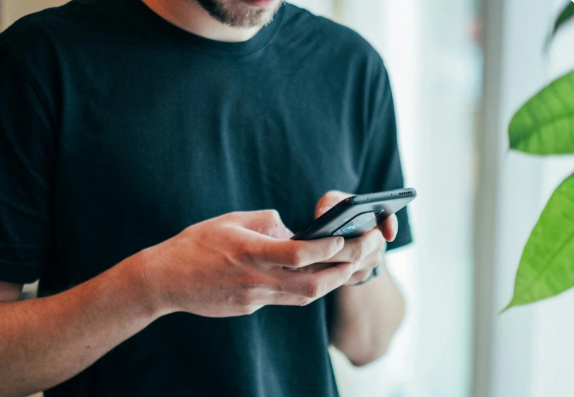 Peycer partlayışlarından sonra İranda telefonlarla bağlı qadağa tətbiq edildi