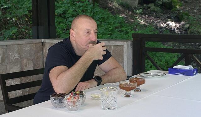İlham Əliyev İsa bulağında çay içdi - Foto