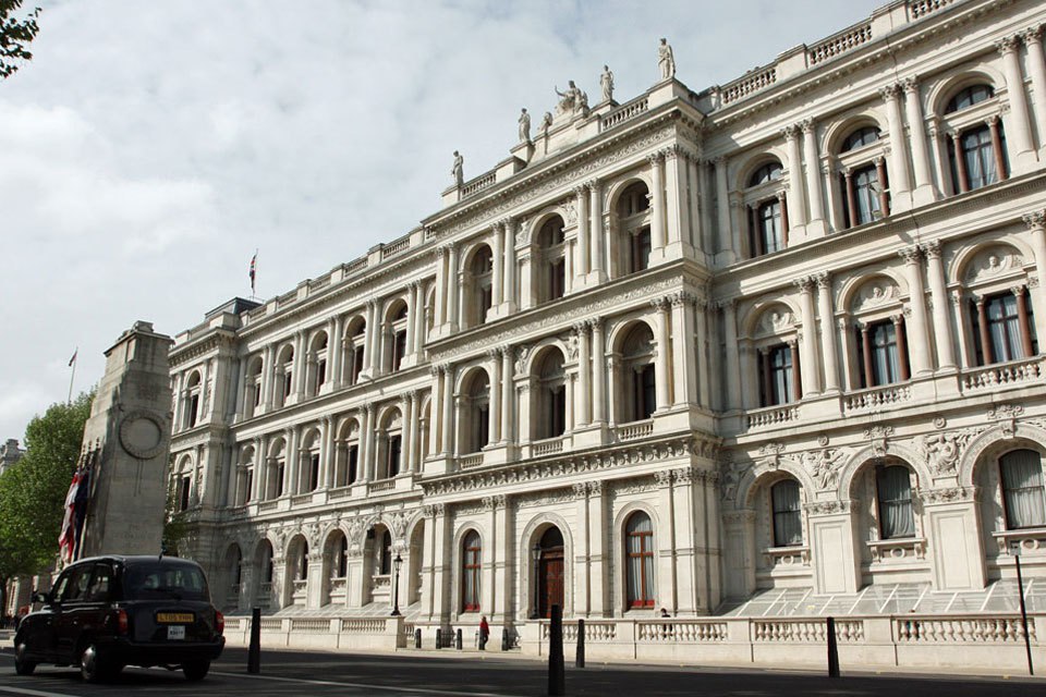 London təcili Kiprə hərbi gəmilər göndərdi 