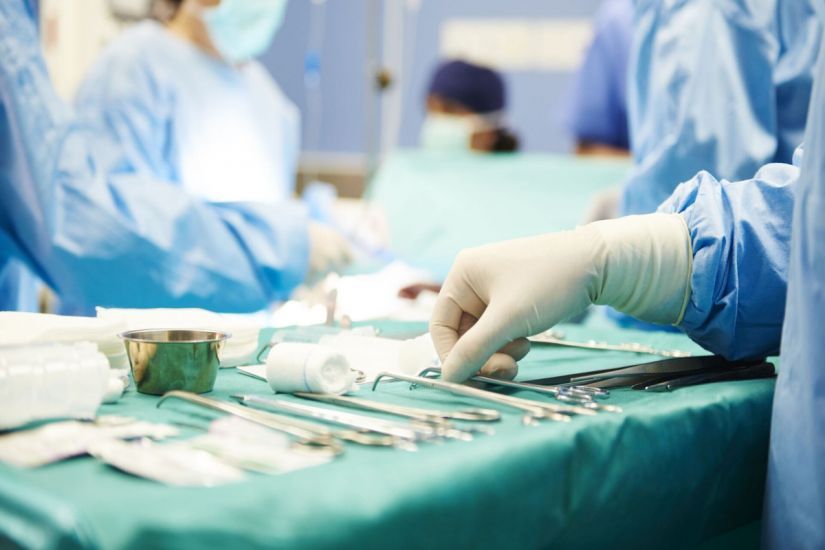Bakıda "Badam" klinikasında çalışan həkim sinə əməliyyatı etdiyi qadınla münasibətdə oldu