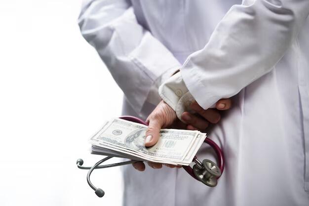 Bəzi həkimlərin pasienti "yeriyən pul" kimi görməsi insanları "Check up"dan uzaqlaşdırır