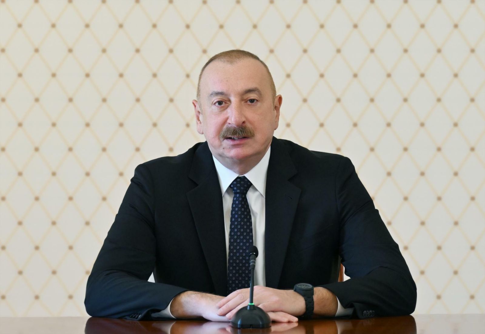 İlham Əliyev həmkarını təbrik etdi