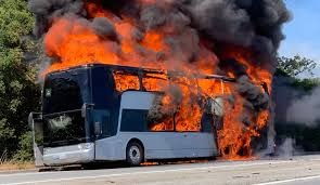 Bakıda avtobus yanıb
