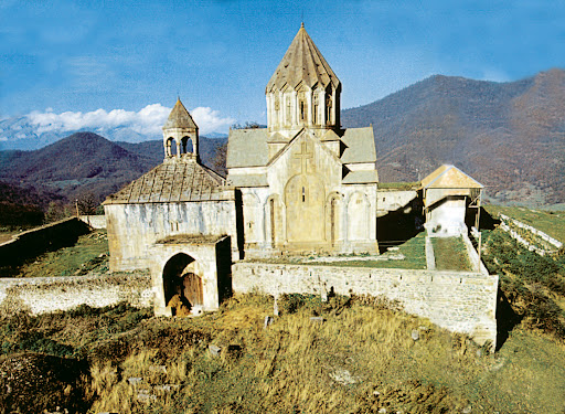 Alban kilsəsi layihəsi ilə Bakı Polşadan Qərbə dönüş edir...