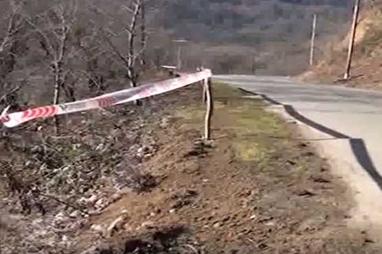 Lerikdə iri qaya parçası yolu bağladı - Foto