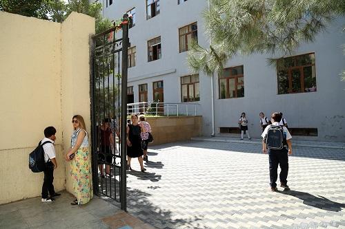 Məktəbin qarşısında bıçaqlanma: saxlanılan var