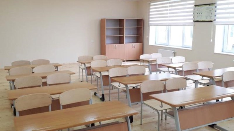 Məktəblərin qarşısındakı köşklər nəzarət edilmir – Təhsil eksperti