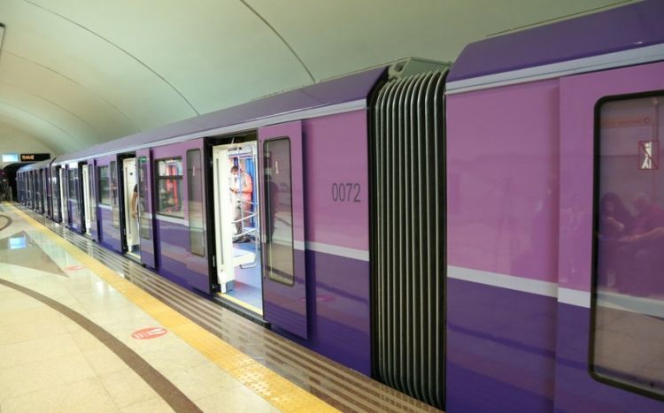 Bakı metrosunda sərnişinlər vaqonun qapısını sındırdılar
