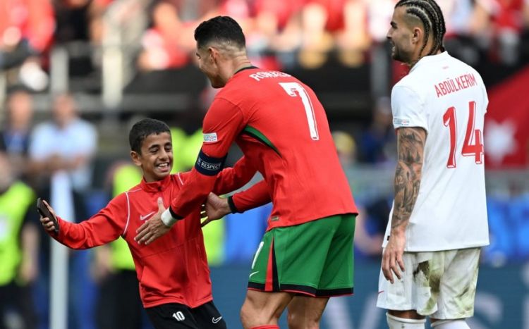 Türkiyə - Portuqaliya oyununda meydana azarkeş girdi - FOTO