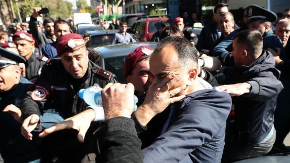 İrəvanda Şahramanyanın ofisinə hücum edildi – VİDEO