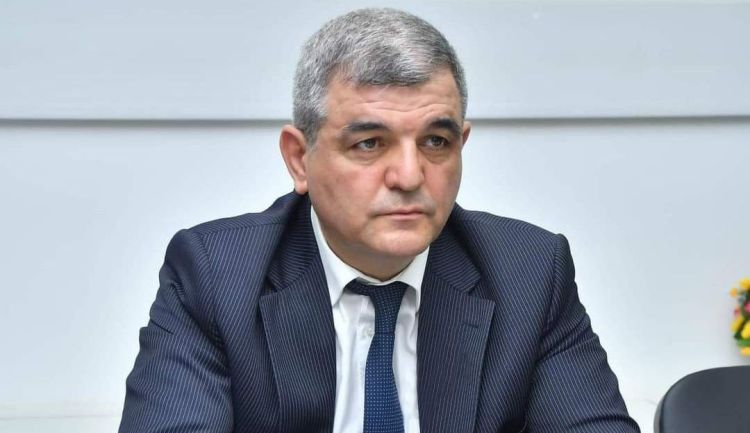 Deputat Ağadadaş Ağayevin balta atdığı mühafizəçini MÜDAFİƏ ETDİ