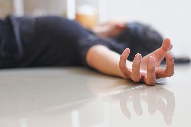 İnsult keçirən şəxsə bunları etməyin - Həkim AÇIQLADI