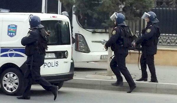 Polislərin qətli ilə bağlı şok: Silahı anasının çiyninə qoyub...