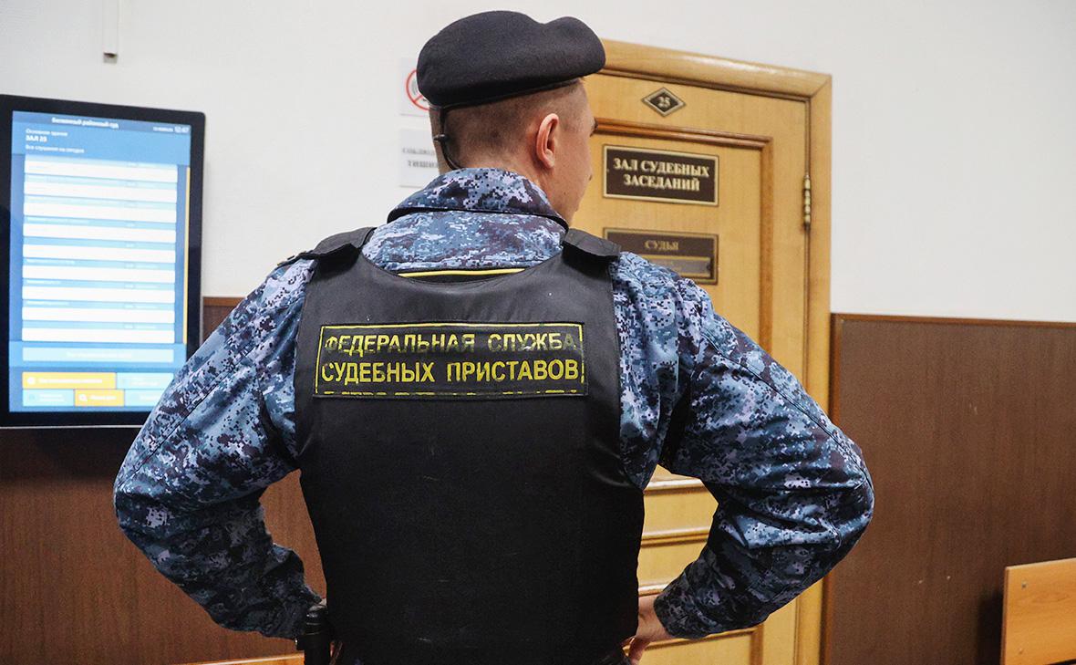 Rusiyada yeni qanun - məhkəmə icraçılarına fiziki güc tətbiq etmək və odlu silahdan istifadə etmək hüququ verən qanun təsdiqləndi