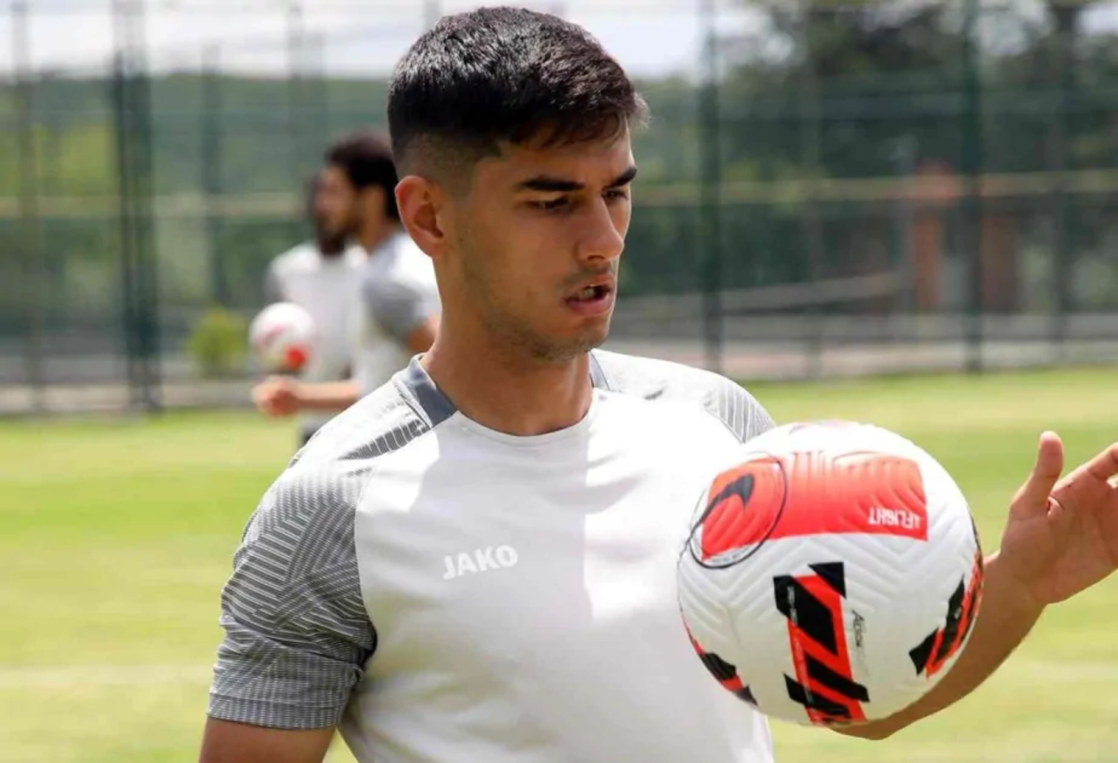 "Səbail" daha bir futbolçu ilə müqaviləsini yeniləyib