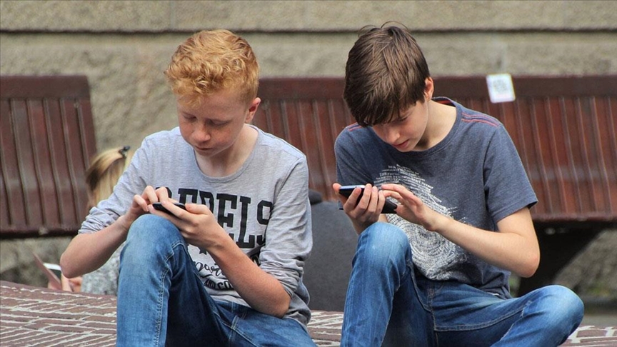  Tələbələrin təhsil aldiğı saatlarda telefon işlətməsini qadağan edən qanun qəbul edildi