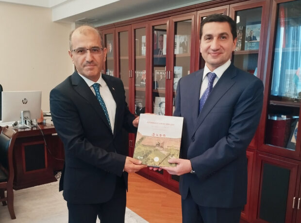 “Azərbaycanın sirləri” kitabı Azərbaycan Prezidentinin müşaviri Hikmət Hacıyevə təqdim olunub