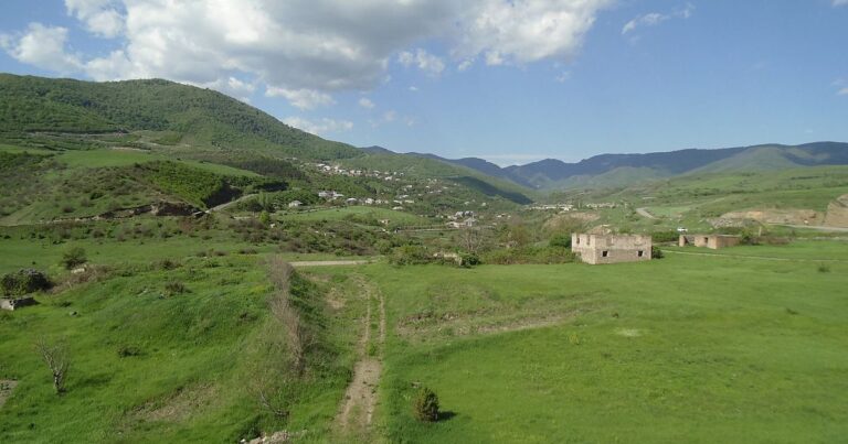 Əskiparada bayraq dirəyi qaldırıldı - FOTO