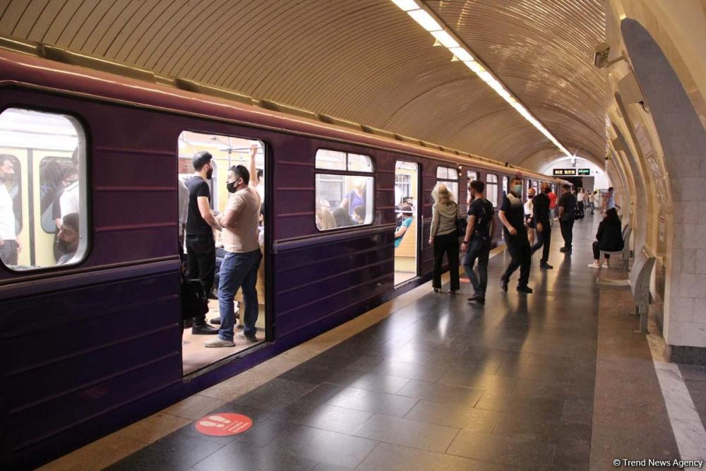 Bakıda gənc oğlan metroda özünü qatarın altına atdı
