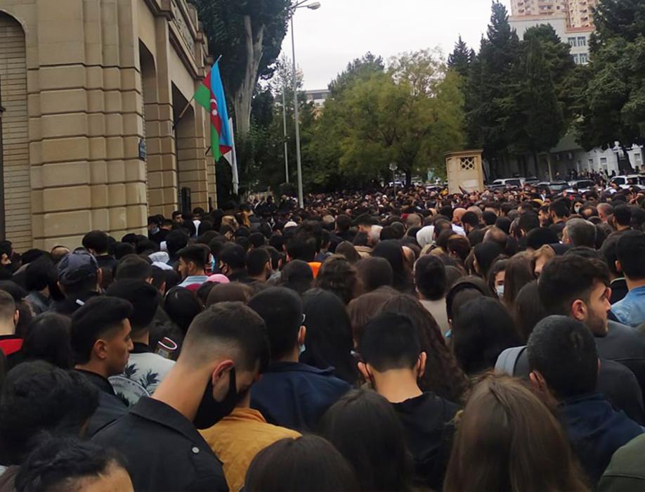 BDU-da COVID-19 pasportuna görə izdiham - AÇIQLAMA + FOTO