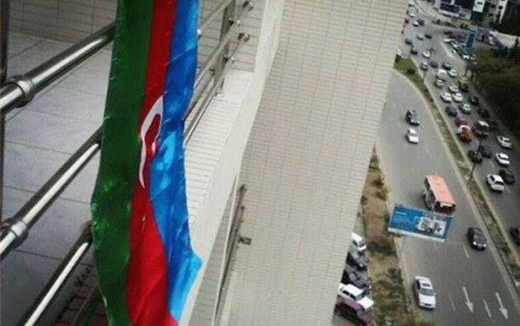 Şəhidimizin qardaşı bayrağı dəyişərkən yıxılıb öldü